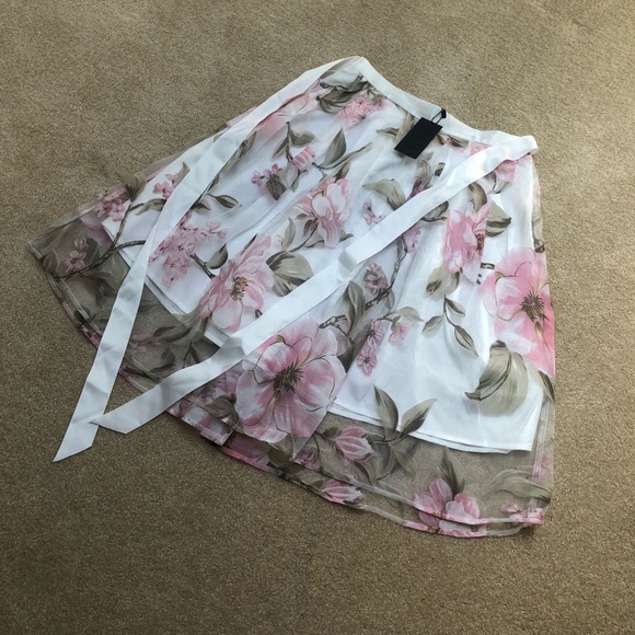 Beautiful floral skirt from MAAC London, medium - Picture 2 of 6